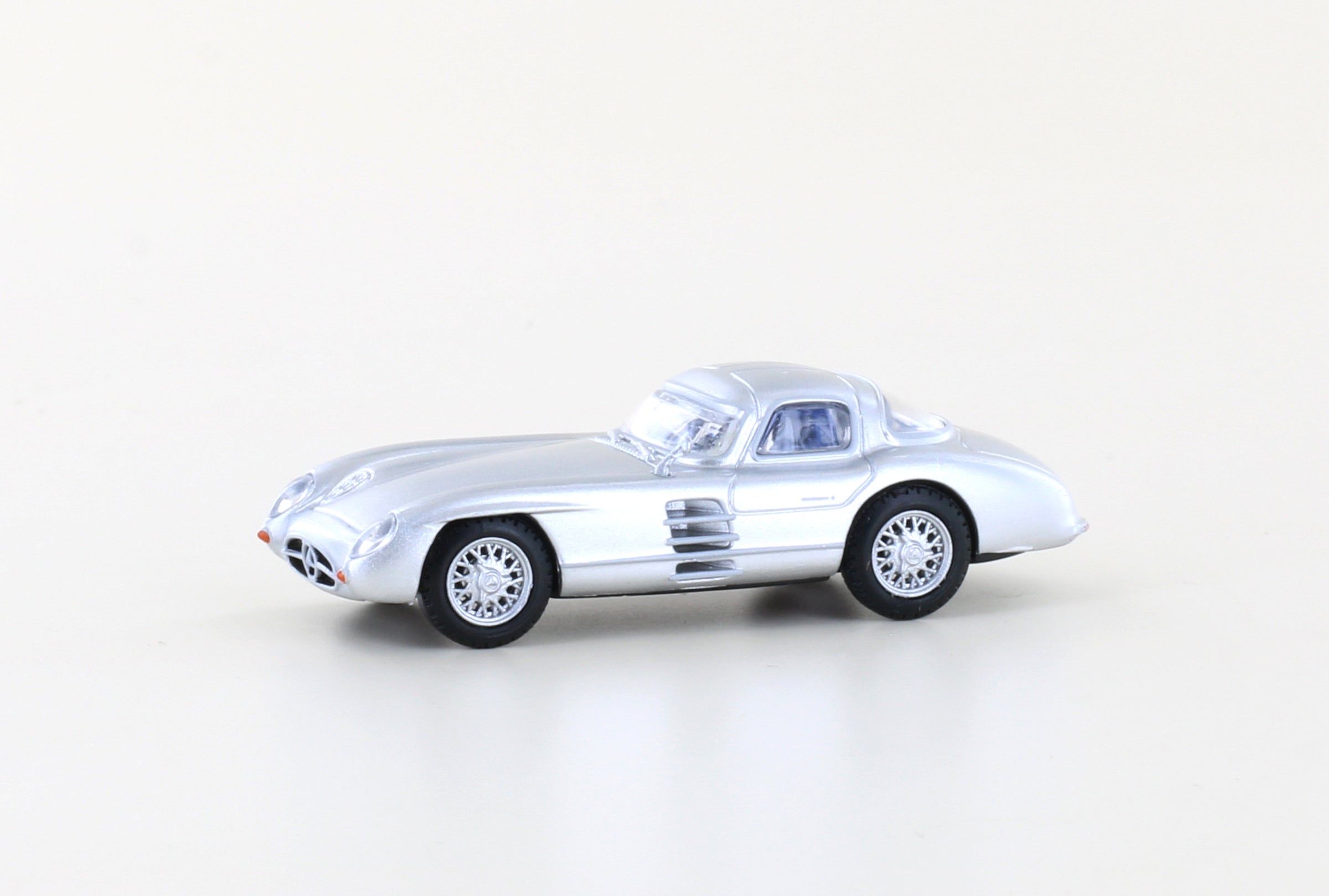 Mercedes Benz 300 SLR Uhlenhaut Mercedes-Benz 300 SLR Uhlenhaut Coupé, argent, bleu - 1/87Coupé, argent, intérieur rouge, échelle 1/87