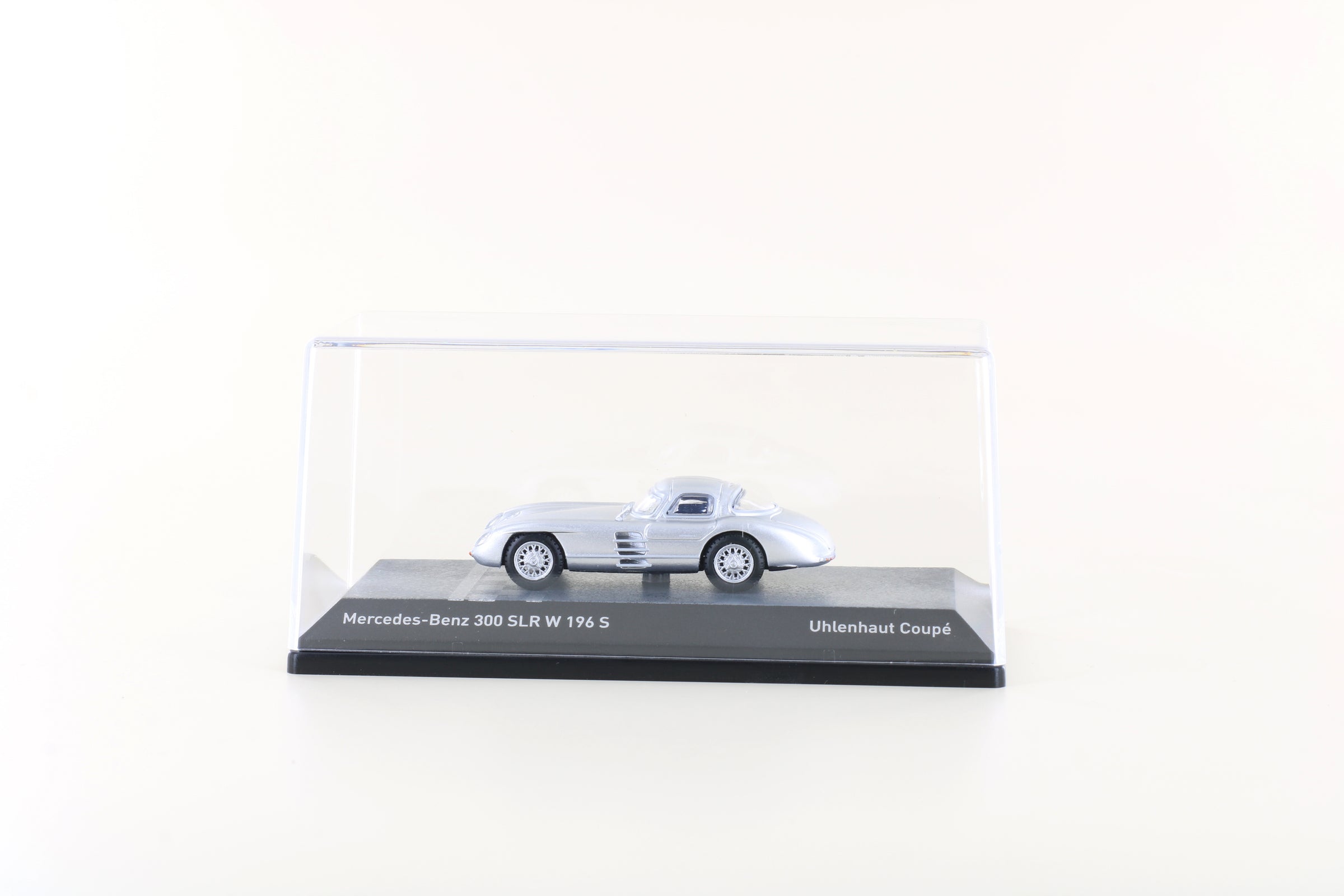 Mercedes Benz 300 SLR Uhlenhaut Mercedes-Benz 300 SLR Uhlenhaut Coupé, argent, bleu - 1/87Coupé, argent, intérieur rouge, échelle 1/87